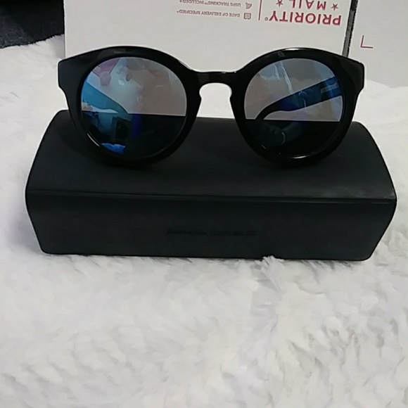 Banana Republic Sunglasses with case - Picture 4 of 6